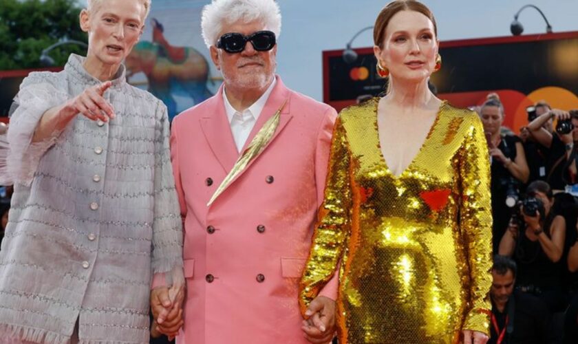 Tilda Swinton, Pedro Almodóvar und Julianne Moore. Foto: Joel C Ryan/Invision/AP/dpa