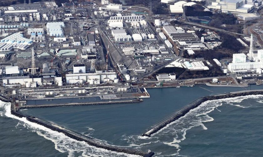 Fukushima: début d'une tentative de retrait de débris radioactifs provenant des réacteurs