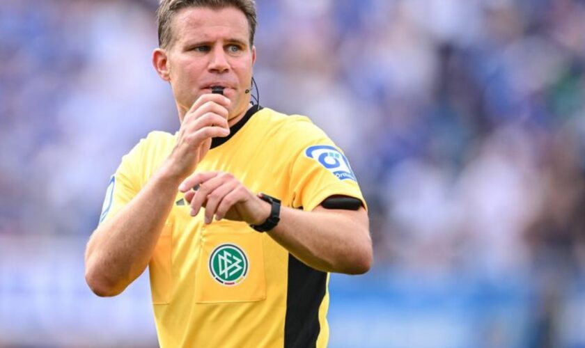 Bundesliga-Comeback an der Pfeife: Felix Brych steht nach einer schweren Knieverletzung vor einem Rekordspiel. Foto: Harry Lange