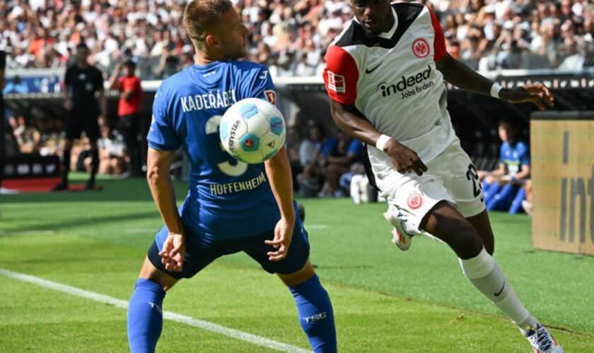 Eintracht Frankfurts Niels Nkounkou (r) schwärmt von seinem früheren Trainer Carlo Ancelotti. Foto: Arne Dedert/dpa