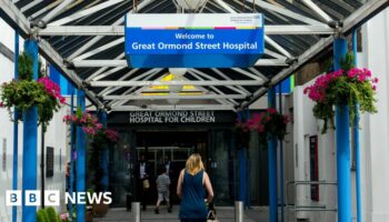 Great Ormond Street reviews 700 children treated by ex-surgeon