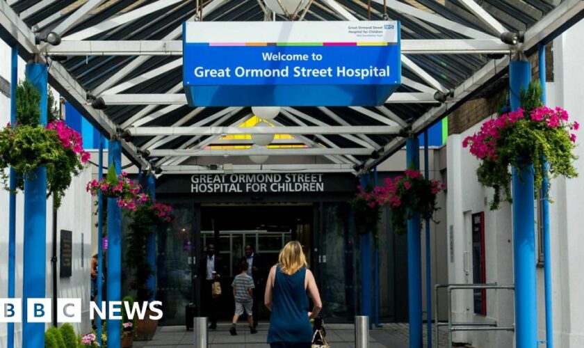 Great Ormond Street reviews 700 children treated by ex-surgeon