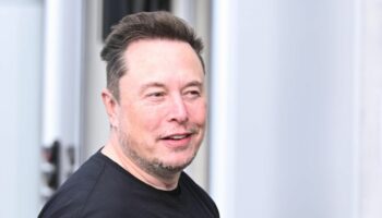 Elon Musk vor dem Tesla-Werk in Grünheide, Brandenburg