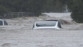 Hochwasser in Untergrafendorf: Ehefrau springt noch auf Schrank, Ehemann ertrinkt im Haus