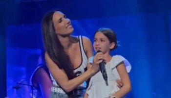 India Martínez vuelve a compartir momentos mágicos con una niña en su concierto de Córdoba