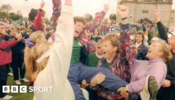 Europe captain Mickey Walker raises the Solheim Cup in 1992 after being handed it by Karsten Solheim