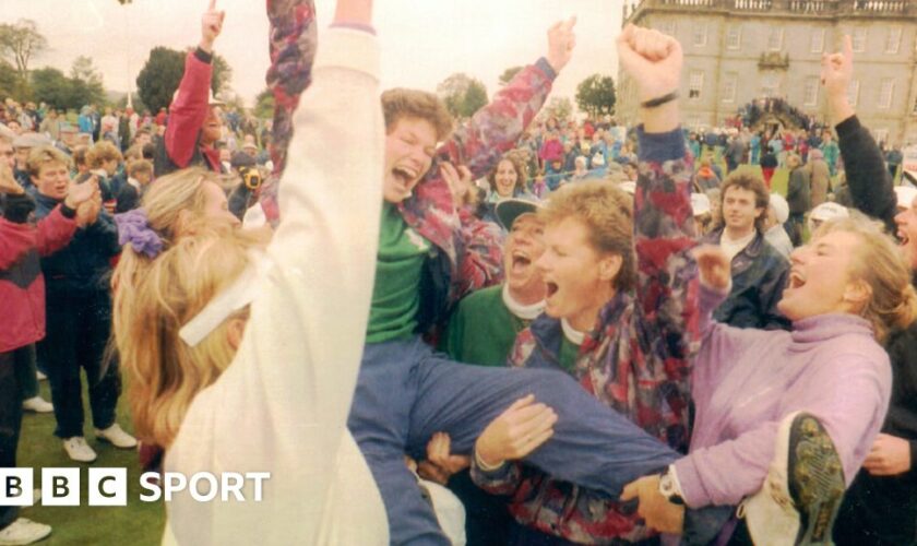 Europe captain Mickey Walker raises the Solheim Cup in 1992 after being handed it by Karsten Solheim