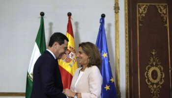 Juanma Moreno marca su propia línea en el PP y felicita a Teresa Ribera por su nombramiento en la Comisión Europea