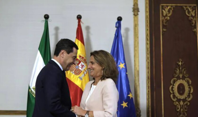 Juanma Moreno marca su propia línea en el PP y felicita a Teresa Ribera por su nombramiento en la Comisión Europea