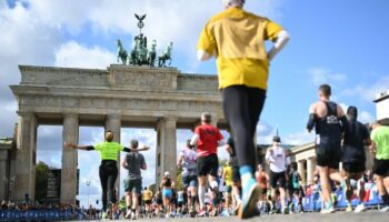 Mehr als 54.000 Läuferinnen und Läufer erreichten das Ziel in Berlin. Foto: Sebastian Christoph Gollnow/dpa