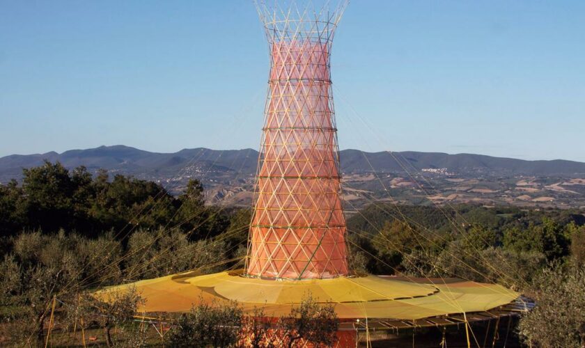 «Jusqu’à cent litres d’eau potable par jour»: la Warka Tower, l’invention géniale qui transforme la rosée en source vive