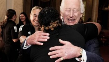 König Charles III. lässt sich von Rugby-Spielerinnen umarmen – Audienz im Buckingham-Palast