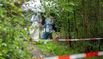 Mitarbeiter der Spurensicherung arbeiten nach dem Leichenfund auf einem abgesperrten Waldweg. Foto: René Schröder/NEWS5/dpa