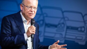 Niedersachsens Regierungschef Weil, hier bei einer Feier zu 50 Jahren VW Golf, wartet auf die Einführung günstigerer VW-Modelle.