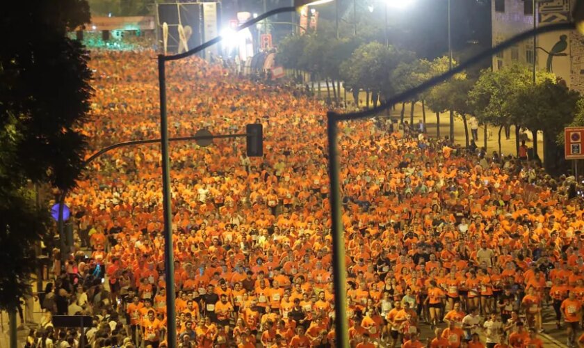 La noche sevillana se enciende con la Carrera Nocturna más multitudinaria