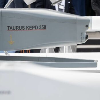 Ein Modell des Marschflugkörpers Taurus. (Archivbild) Foto: Sebastian Christoph Gollnow/dpa