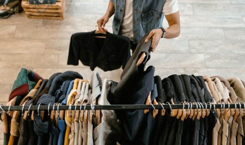 Le tee shirt pour homme: de sous-vêtement de travail à pièce de prêt-à-porter intemporelle