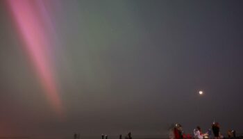 Les superbes images d’aurores boréales, visibles dans le ciel français cette nuit