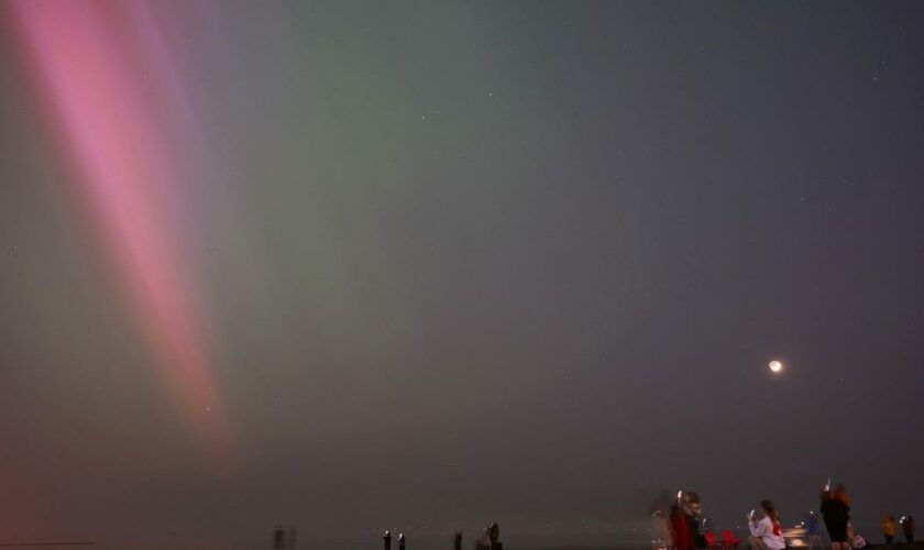 Les superbes images d’aurores boréales, visibles dans le ciel français cette nuit