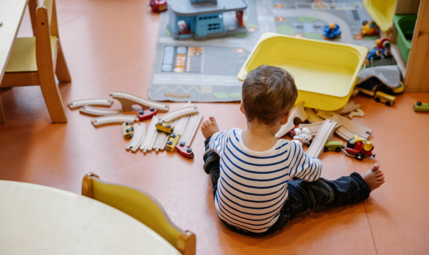 Lille : deux ex-salariées d’une crèche privée jugées pour violences sur des enfants