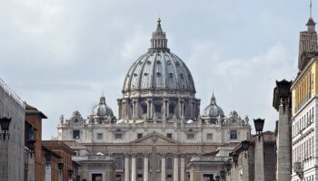 Los "Romeo y Julieta del Vaticano": contraen matrimonio dos empleados amenazados con el despido por casarse