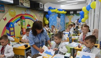 Los niños ucranianos vuelven a clase entre ataques rusos y cortes de electricidad