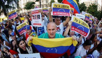 Los venezolanos, a las puertas del Congreso en Madrid: "España, escucha, únete a la lucha"