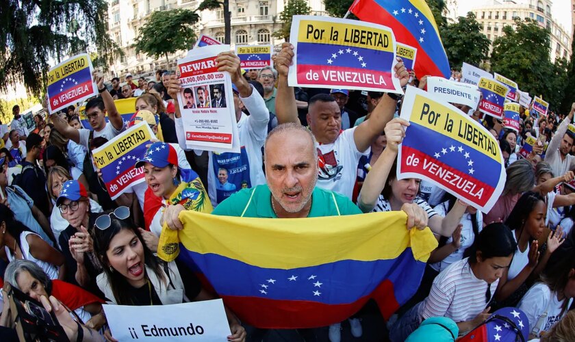 Los venezolanos, a las puertas del Congreso en Madrid: "España, escucha, únete a la lucha"