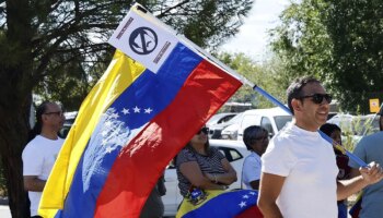 Los venezolanos en España arropan a Edmundo González a su llegada: "Vengo a dar la bienvenida a mi presidente"