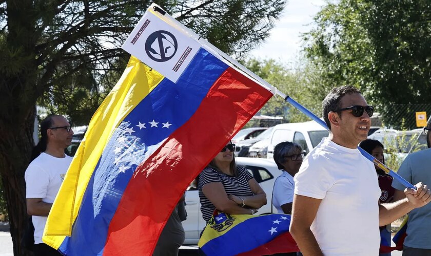 Los venezolanos en España arropan a Edmundo González a su llegada: "Vengo a dar la bienvenida a mi presidente"