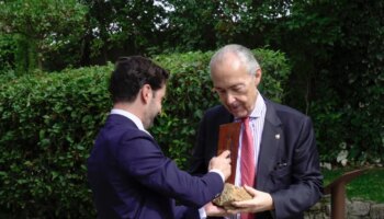 Luis Alberto de Cuenca recibe el Ciprés de Honor por una poesía que «derrota» siempre al lector