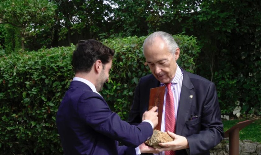 Luis Alberto de Cuenca recibe el Ciprés de Honor por una poesía que «derrota» siempre al lector