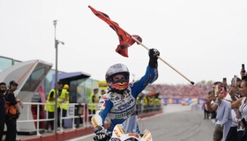 Marc Márquez logra una victoria caída del cielo