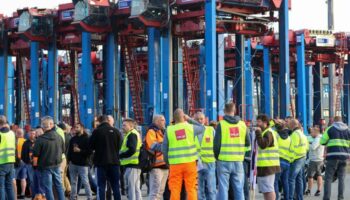 Ein Warnstreik im Hamburger Hafen. Foto: Bodo Marks/dpa