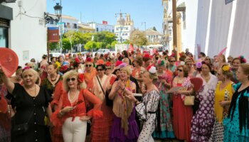 Más de 200 mujeres vestidas de flamenca  peregrinan hasta el Santuario de Consolación en Utrera