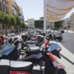 Más de 400 euros: esta es la multa por aparcar la moto o el patinete en la acera en Sevilla