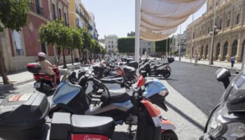 Más de 400 euros: esta es la multa por aparcar la moto o el patinete en la acera en Sevilla