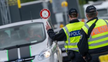 Die Grenzkontrollen in Niedersachsen an der deutsch-niederländischen Grenze starten am Montag. (Symbolbild) Foto: Peter Kneffel/