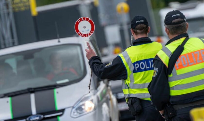 Die Grenzkontrollen in Niedersachsen an der deutsch-niederländischen Grenze starten am Montag. (Symbolbild) Foto: Peter Kneffel/