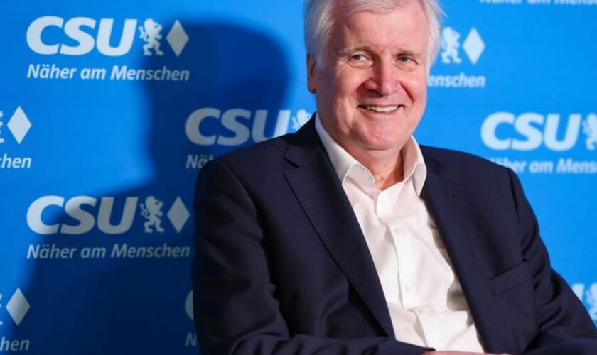 Ex-CSU-Chef Horst Seehofer sieht die Migrationspolitik von Altkanzlerin Angela Merkel immer noch kritisch. (Archivbild) Foto: Da