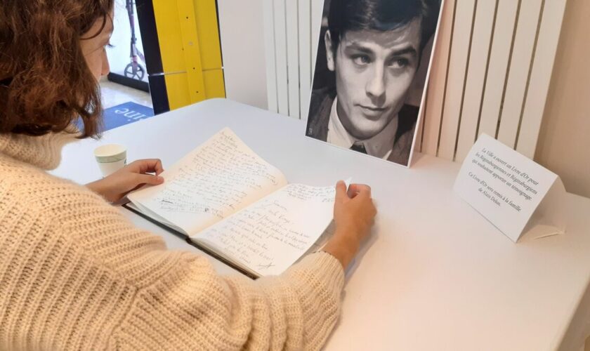 Mort d’Alain Delon : les habitants de Bourg-la-Reine prennent la plume en souvenir « d’une si belle époque »