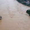 Mehrere Fahrzeuge sollen in den Roten Fluss gestürzt sein. Foto: Bui Van Lanh/VNA/AP/dpa