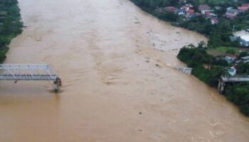 Mehrere Fahrzeuge sollen in den Roten Fluss gestürzt sein. Foto: Bui Van Lanh/VNA/AP/dpa