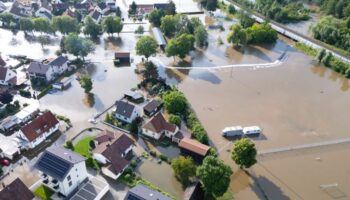 Im Frühjahr hielt knapp zwei Wochen lang Hochwasser weite Teile Bayerns in Atem - nun werden ersten Schadenssummen bekannt. (Arc