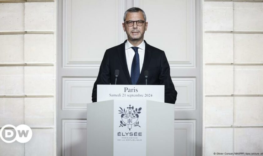 New French government announced in shift to the right