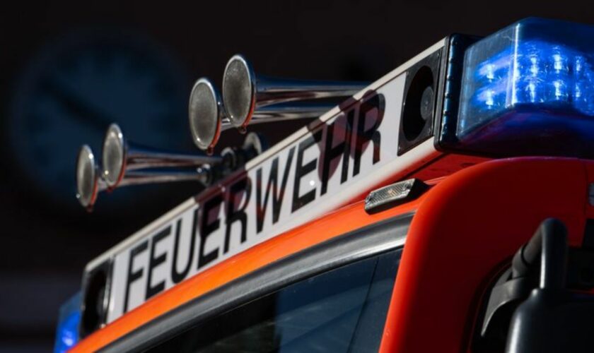 Feuerwehr löscht Kellerbrand in Pankow. (Symbolbild) Foto: Marijan Murat/dpa