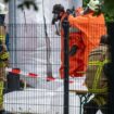 Weil unklar ist, welche Substanz am Klinikum in Lüdenscheid ausgetreten ist, ist die Feuerwehr im Gefahrguteinsatz. Foto: Markus