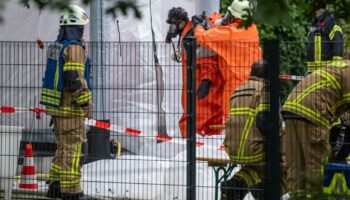 Weil unklar ist, welche Substanz am Klinikum in Lüdenscheid ausgetreten ist, ist die Feuerwehr im Gefahrguteinsatz. Foto: Markus