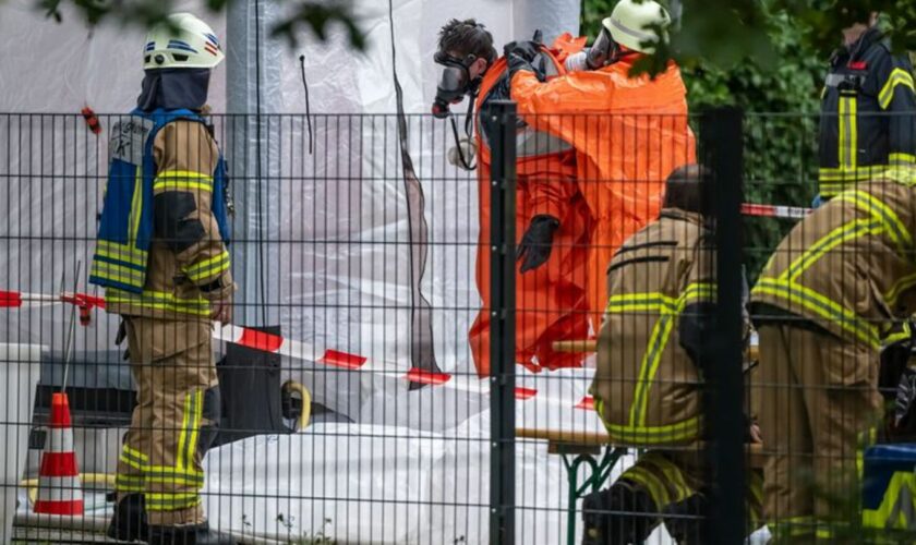 Weil unklar ist, welche Substanz am Klinikum in Lüdenscheid ausgetreten ist, ist die Feuerwehr im Gefahrguteinsatz. Foto: Markus