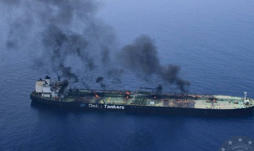 Opération de remorquage en cours d'un pétrolier attaqué et abandonné en mer Rouge